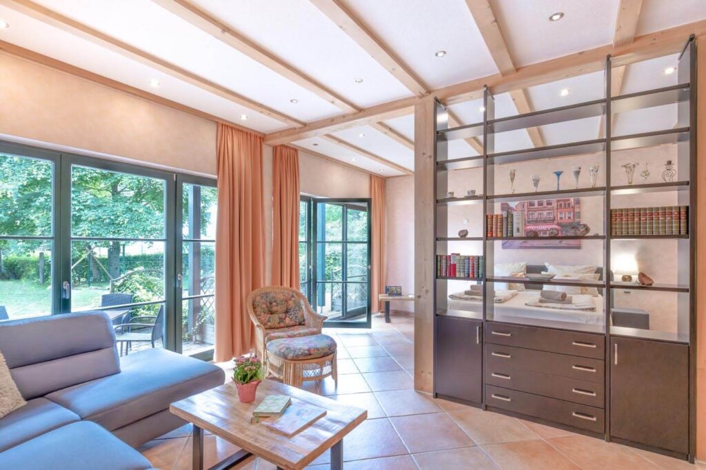 Blick in Richtung Fensterfront und Terrassentür auf die Sonnenterrasse.