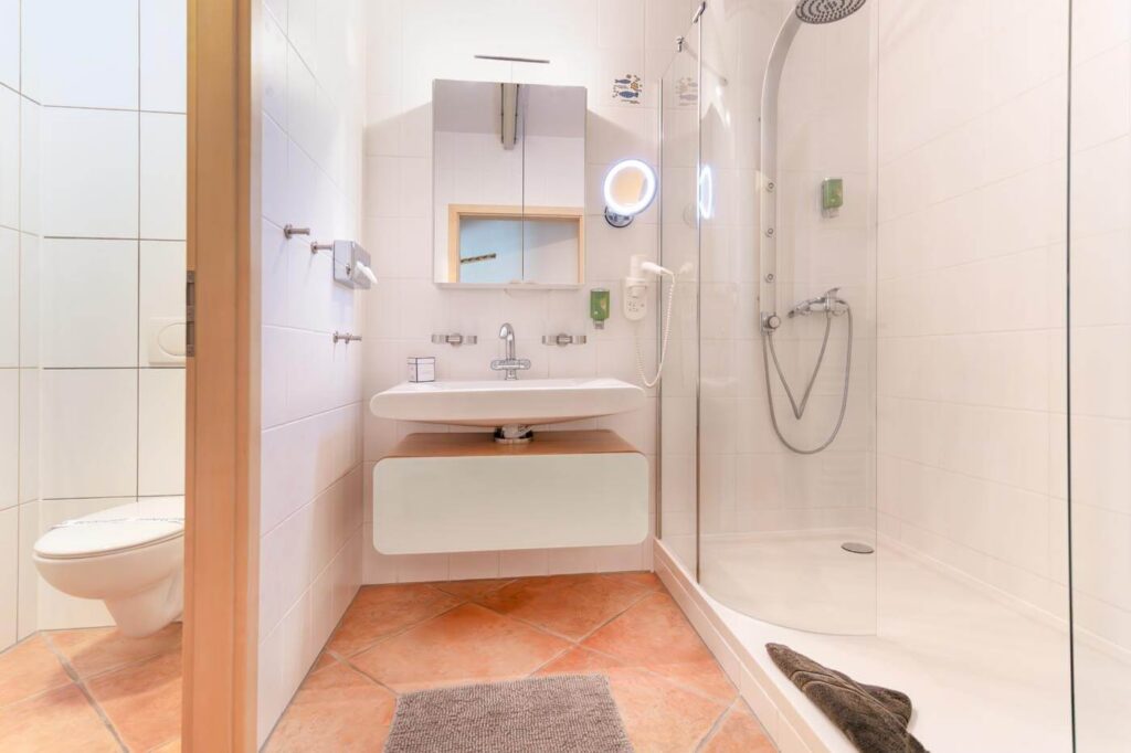 Blick in den Badezimmer - WC in separatem Raum, Dusche und Waschbecken modern und großzügig.